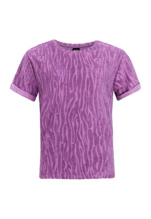 Paars T-shirt met korte mouwen en een getextureerd, golvend patroon. Ronde halslijn en opgerolde mouwen. Het materiaal lijkt zacht en pluizig.
