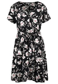 Abito nero a fiori con maniche corte, caratterizzato da fiori bianchi e rosa, vita aderente con cintura annodata e un scollo a V modesto.