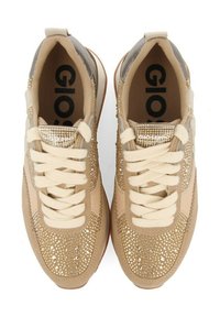 Sneaker beige con lacci crema, decorate con strass dorati, con il nome del marchio sulla linguetta e sulla soletta, viste dall'alto.