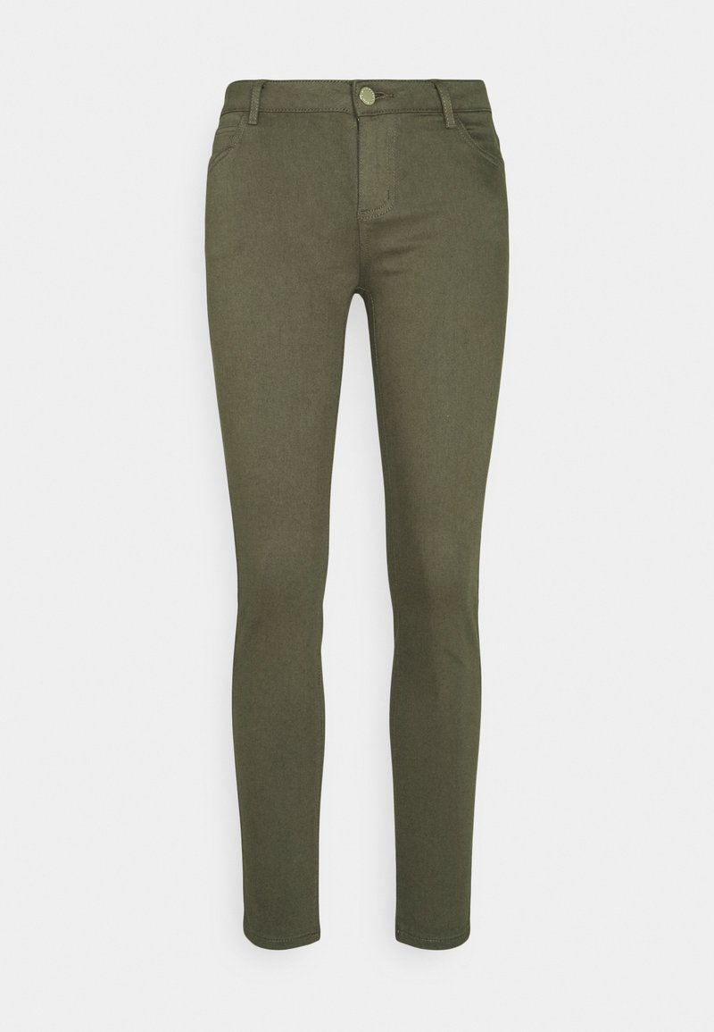 Pantalones ajustados de color verde oliva para mujer, con bolsillos delanteros, passadores para cinturón y cierre de botón, mostrados sobre un fondo blanco.