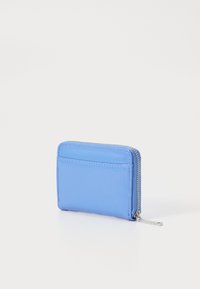 Portafoglio in pelle blu con zip, caratterizzato da una texture liscia, una tasca per carte sulla parte anteriore e dettagli di cucitura a contrasto.