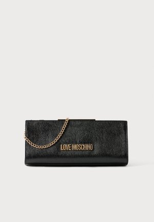 Borsa clutch nera plissettata con tracolla a catena color oro, con logo "LOVE MOSCHINO" in caratteri bold. Texture liscia, forma rettangolare.