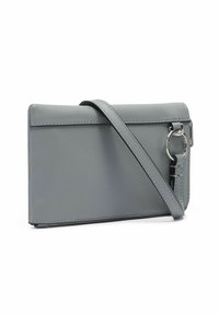 Sac en cuir gris à bandoulière avec une texture lisse, de forme rectangulaire, une fine sangle et un accent en anneau en métal argenté.