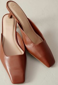 Next SIGNATURE FOREVER COMFORT CHISEL TOE KITTEN - REGULAR FIT - Pantolette flach - brown