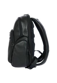 Schwarzer Leder-Rucksack mit mehreren Reißverschlussfächern, gepolstertem Seitenbereich und verstellbaren Trägern. Glatte Textur und strukturierte Form.