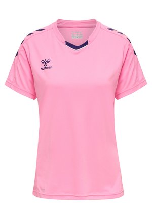 Lichtroze sportshirt met een V-hals, korte mouwen en marineblauwe accenten. Bevat een logo op de borst en contrasterende schouderstrepen.