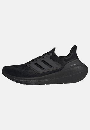 Zapatilla deportiva negra para correr con suela acolchada, tres franjas laterales y parte superior de tejido, diseñada para ofrecer comodidad y soporte.
