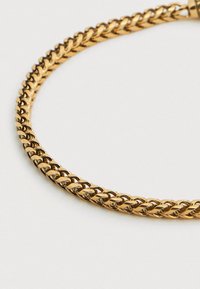 Χρυσό κολιέ αλυσίδα με διαπλεκόμενους κρίκους, με λεία υφή και λαμπερό φινίρισμα. Ο σχεδιασμός είναι παχύς και στενά υφαντός.