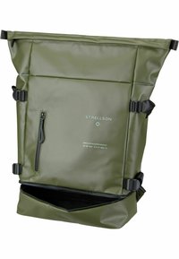 Grüner wasserdichter Rucksack mit Rolltop-Design, vorderer Reißverschlusstasche, seitlichen Schnallen und subtiler Strukturoberfläche. Branding auf der Vorderseite.