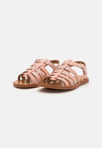 Sandales en cuir rose avec un design tissé, à bout ouvert et bride de cheville réglable. Semelle plate en caoutchouc avec des accents de couleur naturelle.