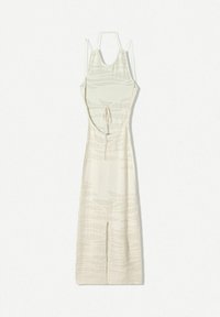 Gehaakte, mouwloze beige jurk met een aansluitend lijfje en een open rug. Kenmerkt zich door textuurrijke patronen en een middellange snit met een zijsplit.