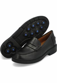 Zapatos de cuero negro con un diseño estilo mocasín, que presentan dos correas delanteras, una zona de puntera texturizada y una suela de goma con patrón y detalles en azul.