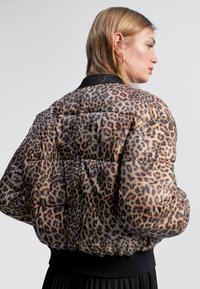 LOLA CASADEMUNT Bomberjacka - brown