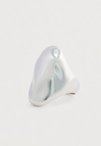 Λείο, ακανόνιστα διαμορφωμένο γυαλιστερό ασημένιο δαχτυλίδι με φαρδιά, τριγωνική μορφή σε λευκό φόντο.