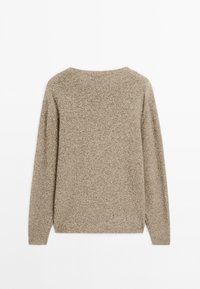 Beiger Strickpullover, runder Halsausschnitt, lange Ärmel, strukturierter Stoff, lockere Passform, keine sichtbaren Verzierungen oder Muster auf der Rückseite.
