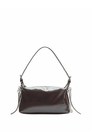 Petit sac à main en cuir noir avec une seule sangle, des accents en chaîne argentée de chaque côté et un bord supérieur froncé.