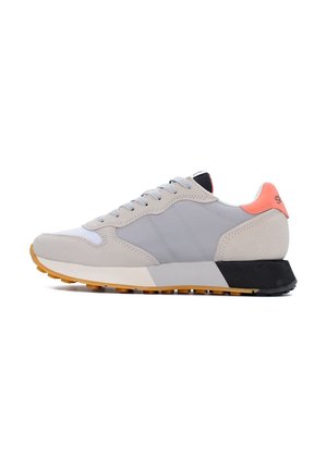 Scarpa sportiva con un design grigio chiaro e nero, caratterizzata da una tomaia in suede e materiale sintetico, lacci rotondi e una suola in gomma gialla testurizzata.