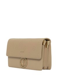 Beżowy portfel z syntetycznej skóry z wypukłym wzorem, z metalowymi elementami w kolorze złotym, zapięcie na klapkę z przodu oraz okrągłym zdobieniem z logo.