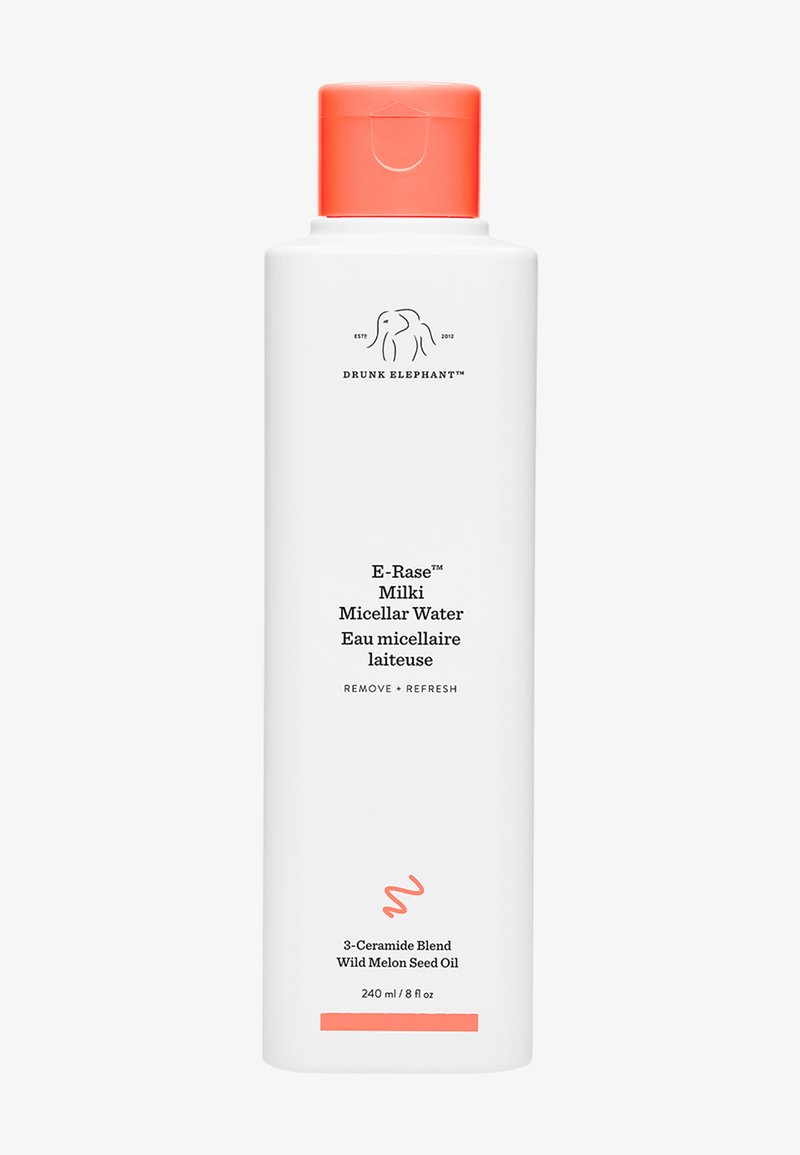 Weiße Flasche mit einem Korallenkappen, die ein schwarzes Logo trägt. Der Text auf der Vorderseite gibt an, dass sie micellares Wasser und eine Mischung aus Ceramiden enthält. 240 ml.