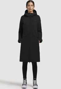 Zwarte lange jas met een capuchon, ritsluiting, twee voorzakken en een gestroomlijnde silhouet. De textuur lijkt glad met een matte afwerking.
