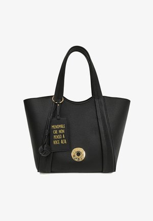 Borsa tote nera con texture, due manici, accessori dorati e un'etichetta con testo giallo. Presenta un logo circolare sulla parte anteriore.