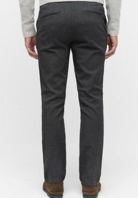 Grå skräddarsydda ullbyxor med strukturerad yta, slim fit och två bakfickor, i kombination med bruna mockaskor.