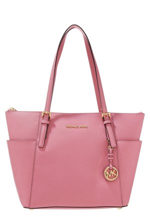 Różowa skórzana torba typu tote Michael Kors z dwoma paskami na ramię, złotym logo z przodu i złotym zawieszonym symbolem MK na jednym pasku.