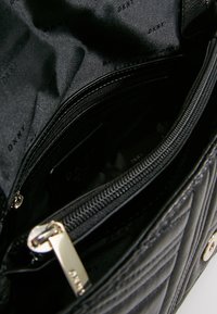 DKNY Bältesväska - black