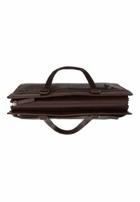 Malette en cuir marron au design plat, munie de deux poignées supérieures et d'une fermeture zippée. Présente une surface texturée et des accents métalliques.