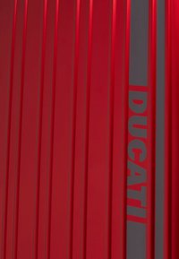 Rode metalen panelen met verticale groeven, met aan de zijkant een gedurfd grijs "DUCATI" logo. Gladde textuur met een glanzende afwerking.
