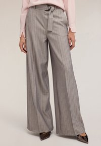 Pantaloni palazzo in tessuto grigio a righe con vita alta, cinture con una fibbia circolare, caratterizzati da una texture liscia e pieghe stirate.