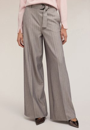 Pantaloni palazzo in tessuto grigio a righe con vita alta, cinture con una fibbia circolare, caratterizzati da una texture liscia e pieghe stirate.