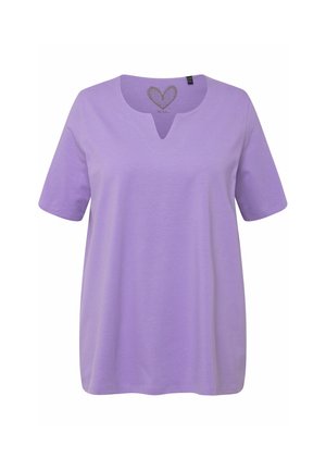 Paarse katoenen T-shirt met korte mouwen, V-hals en hartvormige stikdetails op de kraag. Zachte, gladde textuur.