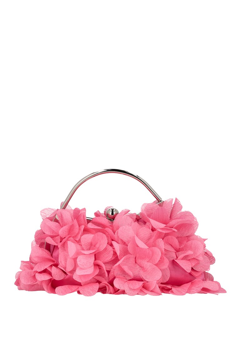 Bolso floral rosa con un diseño texturizado hecho de pétalos de tela. Cuenta con un asa metálica plateada y un cierre con broche.
