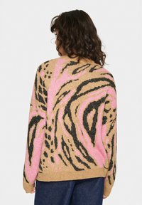 Maglione lavorato a maglia con una base color beige e stampa animale astratta nera e rosa. Maniche lunghe, polsini e orlo a coste con una vestibilità comoda.