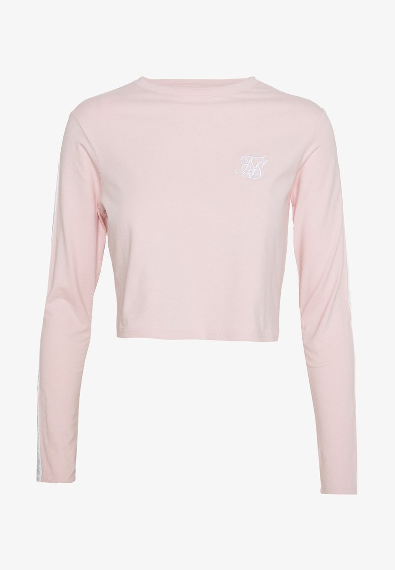 Hellrosa, kurz geschnittenes Langarmshirt mit weißem Logo auf der oberen linken Brust und weißen Streifen, die an beiden Ärmeln herunterlaufen.