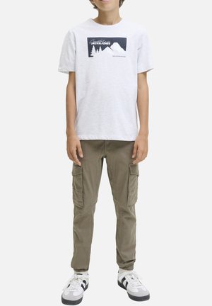 T-shirt blanc à manches courtes avec un graphique de montagne, associé à un pantalon cargo vert olive avec des poches latérales et une coupe décontractée.