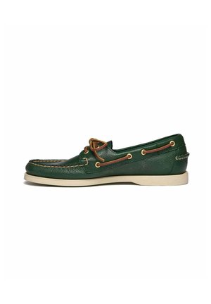 Scarpa da barca in pelle verde con finitura strutturata, accenti marroni a contrasto, lacci decorativi e suola in gomma beige. Design classico.