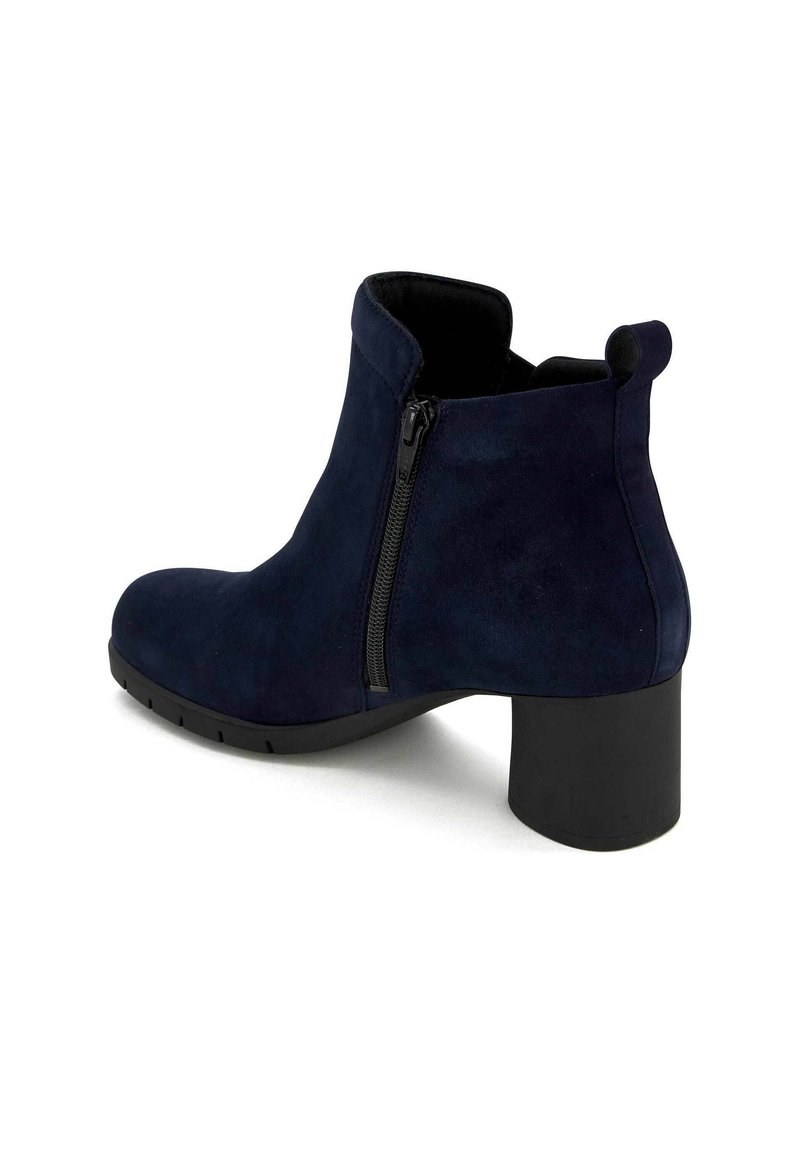 Bottines en suède bleu marine avec un bout rond, une fermeture éclair sur le côté et un talon carré modéré. Présente une texture lisse et un design minimaliste.