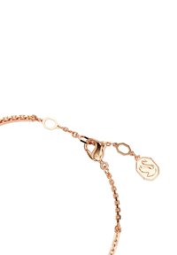Pulsera de oro rosa con un diseño de cadena enlazada, un cierre de langosta y un colgante con un logo estilizado en forma octagonal.