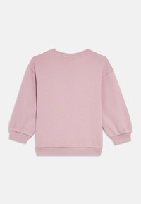 Vaaleanpunainen collegepaita, jossa on resoroitu pyöreä pääntie, pallohelmat ja pehmeä pinta. Takana ei näy logoja tai kuvioita.