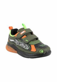 Sneaker verde e nero con pannelli in rete, accenti arancioni e doppie cinghie in Velcro. Presenta una grafica di un'auto sul lato laterale. Suola in gomma.