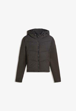 Schwarze langärmlige Kapuzenjacke mit Frontreißverschluss, gepolstertem Brustbereich und steppgenähten Details.