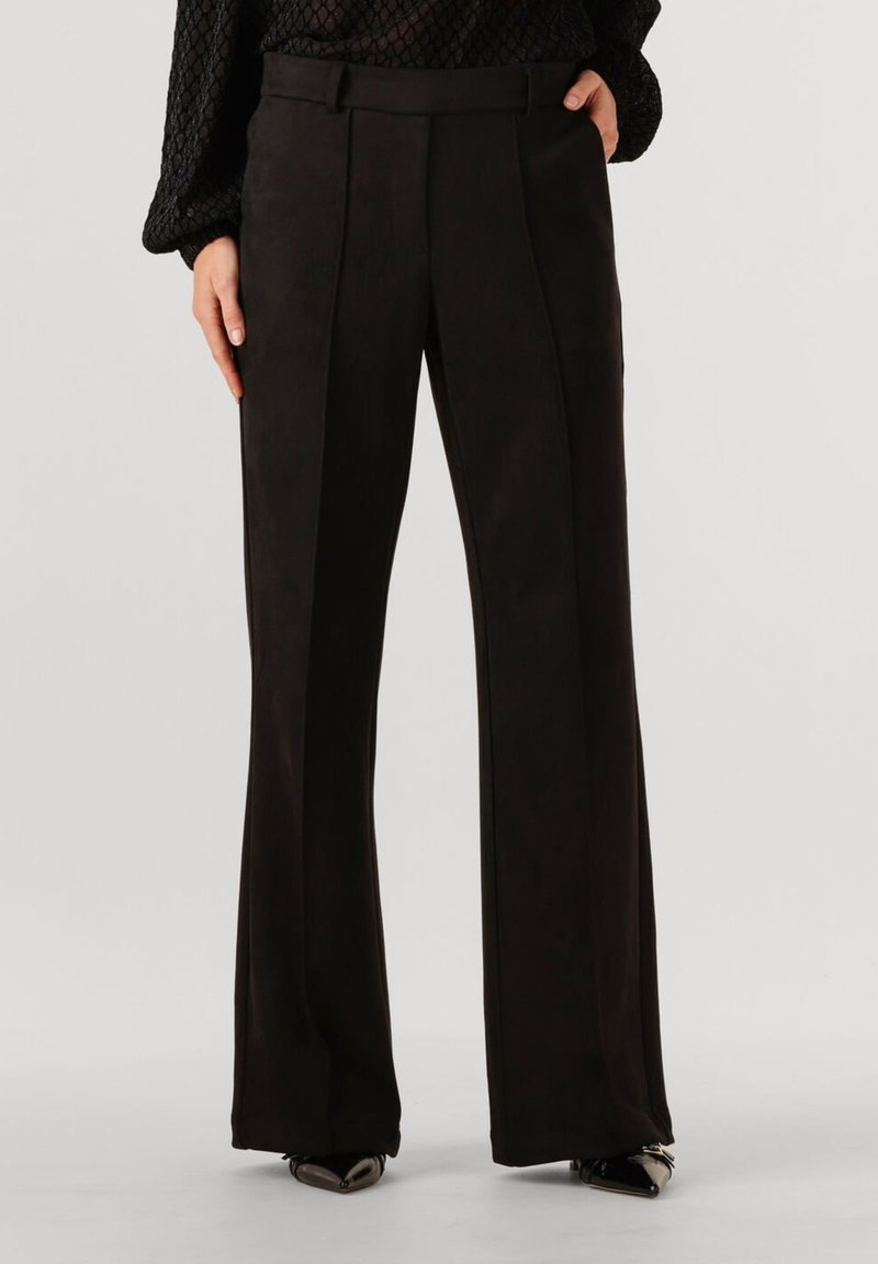 Zwarte wijde broek met een gladde textuur, voorzien van voorplooien, een aansluitende tailleband en subtiele zijzakken.