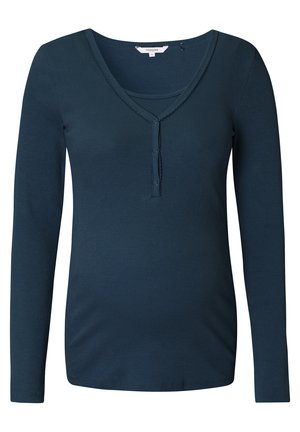 Haut de maternité en bleu sarcelle foncé, texture côtelée, manches longues, décolleté en V avec détails de boutons, et une coupe ajustée pour le confort.