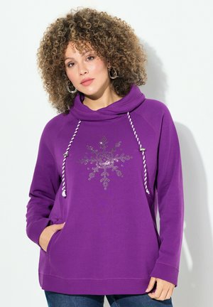 Sweatshirt à capuche violet avec un col cheminée, présentant un design de flocon de neige en strass, des cordons blancs et des poches avant.