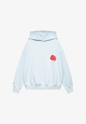 Svijetloplava dukserica s prednjim džepom i crvenim hibiskusovim cvijetom na prsima, s djelomičnim bijelim tekstom.