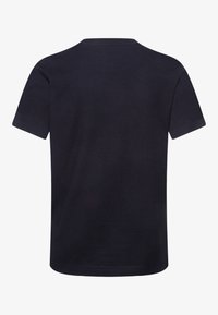 Camiseta de algodón azul marino, de mangas cortas, cuello redondo, textura suave, diseño minimalista sin patrones ni acentos visibles. Se muestra la vista trasera.