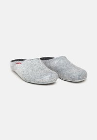 Chaussons gris en feutre avec une texture lisse et des bords arrondis. Intérieur doux, design à enfiler, avec un petit accent logo rouge.
