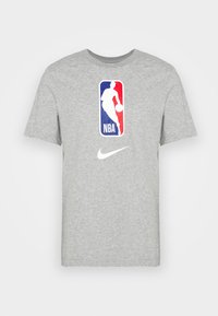 Camiseta de algodón gris con un logo central de la NBA en rojo, blanco y azul, y un swoosh blanco de Nike en la parte frontal. Mangas cortas, cuello redondo.